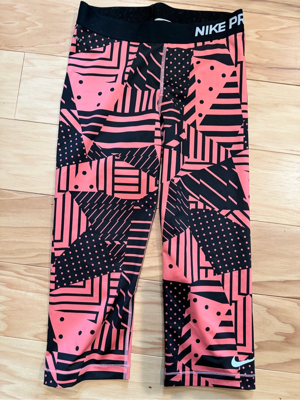 Nike Pro Women’s Medium Coral Pink Black Printed Capri Leggings running